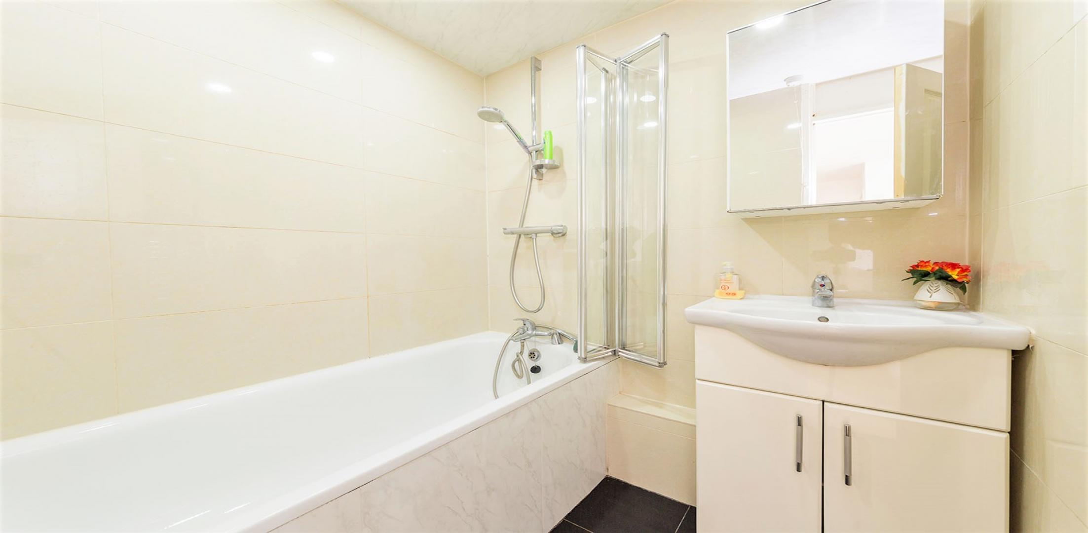 			PRIVATE ROOF TERRACE, 4 Bedroom, 1 bath, 1 reception Flat			 Shalfleet Drive, LADBROKE GROVE